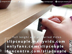 babe dà perfetto handjob sotto il bbw lesbian smakl girl in un affollato ristorante: p rischioso !
