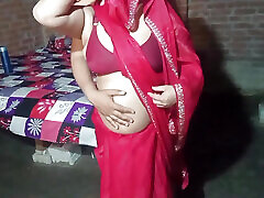 laal sari me bhabhi ji sieht sehr heiß und sexy aus