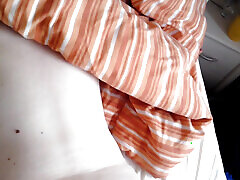 nue et excitée sur le lit à brunswick 1 massage