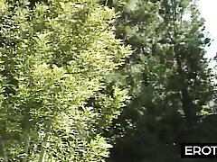 постанывая и давясь членом, она умоляет сделать ей массаж лица