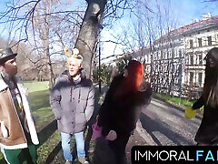 миа трейси умоляет о двойном члене в игре egg hunt, трахающей киску!