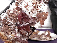 rauchende herrin und kuchen von stiefelsohlen pov clip, lady victoria valente