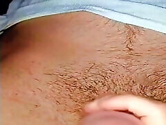 выдавливая предварительную сперму из его члена