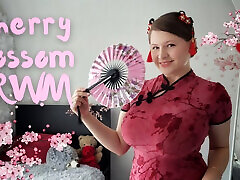 kirschblüten-grwm, weiche & sinnliche necken in einem cheongsam