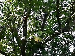 сексуальная и возбужденная восемнадцатилетняя сучка получает жесткий трах от своего массажера