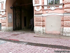 извращенный учитель трахает младшую ученицу и получает от нее влажный минет