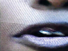 фантастическую молодую негритянку с пышными формами трахает раком чудовищный черный член
