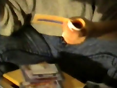 Schweizer hombre dorido strippt vor laufender Kamera