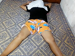 adolescente asiática, después de mucho tiempo, mi esposo llegó a casa, me tiró de la cama y me dio la vuelta