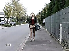 блондинка была жестко наказана своим карателем