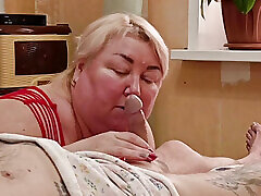 жаждущая спермы подружка опустошает свои яйца и глотает сперму