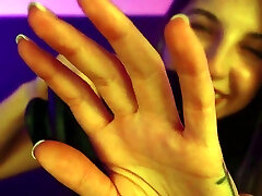 轻浮的asmr-亲吻和划痕