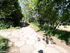 фитнес-девушка хочет жестко трахнуться после публичного показа сисек