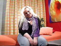 deutsche bbw blondine streichelt ihre großen titten in gegenwart eines beobachters, der sie beim masturbieren ihrer muschi mit sexspielzeug filmt