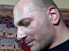 этой милфе с большими сиськами очень нравится этот твердый итальянское член