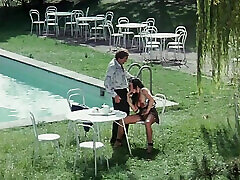 scopano in giardino mentre lamico li guarda dalla finestra