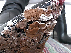 rauchende herrin und leckeres dessert von stiefelsohlen, pov clip, lady victoria valente