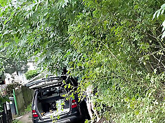 heiße rothaarige im kurzen rock lädt ein auto