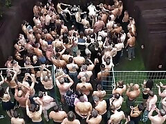 извращенная семейка вовлекает покорную стройную горничную в дикую грязную оргию во время ужина в особняке