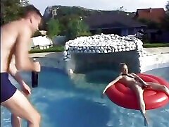 giovane bionda slut summissive con tette piccole yasmine oro è stato forato dal suo fidanzato dominante vicino alla piscina