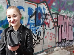 крошечную застенчивую молоденькую 18 дашу дарк подцепили для первого траха на кастинге