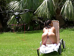 petite beauté asiatique a une masturbation sauvage sur cam