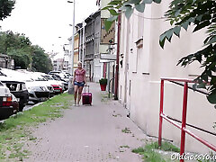 blonde ukrainienne sexy léchée et baisée par un vieil homme expérimenté
