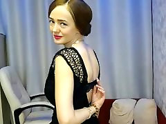 Мамаша снимает маленькое черное платье