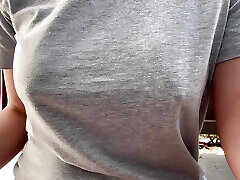 意大利大奶摩洛伊斯兰解放阵线蒿爱吸烟户外和显示她的大角质的胸部