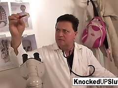 被撞倒的荡妇：被撞倒的红头发在医生的办公室里很烂