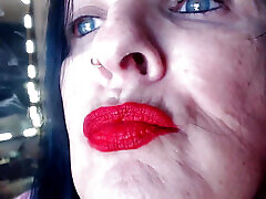 rote lippenstiftanwendung entenlippen heiße rauchende milf