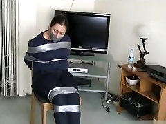 Босоногая девушка привязана к стулу