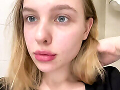 дрочит киску и трахается по-догги стайл