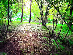 überraschender facial nach spontanem outdoor-schwanzspiel im wald