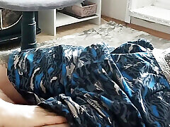 свекровь страстно сосет член, пока я не кончаю