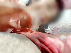 сводная сестра застукала меня за дрочкой, она делает мне минет, пока я не кончаю