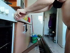 сексуальная жена развлекается на кухне с розами