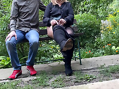 сексуальная мамочка показывает, что такое сквирт во время мастурбации