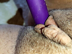ma chatte dégouline et mon clitoris gonflé tremble à cause dun orgasme intense du vibromasseur