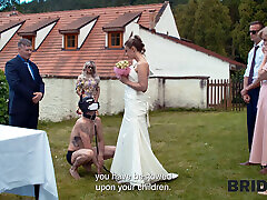 bride4k. белокурая невеста с натуральными сиськами насладилась хорошим трахом на своей извращенной свадьбе