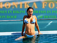 monika fox posiert im bikini und schwimmt im pool auf dem dach des hotels