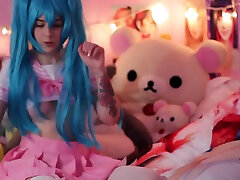 Hatsune Miku se da placer con su consolador de cristal