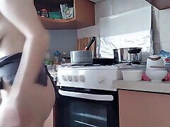 сексуальная голая first time capcher real готовит еду на кухне. волосатая брюнетка, большая задница, большие сиськи