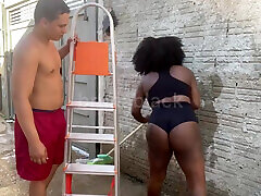 I was washing the yard in shorts and my neighbor came to borrow the ladder, I took advantage of the moment and gave it to him and let him