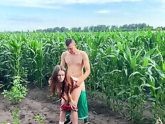 stiefbruder hat öffentlichen sex mit stiefschwester beim spaziergang durch ein maisfeld