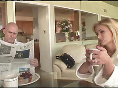 dvuhsotpudovaya krasotka Blonde MILF Sucks and Fucks Soul out Of Him