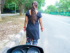 Desi prostitute- Dhandhe wali bhabhi dealing for Fuck with Client on road, she fucked by him in Doggystyle with HINDI Audio.