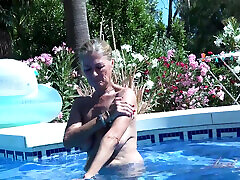 auntjudys - geile 64-jährige gilf frau marta wird am pool ungezogen