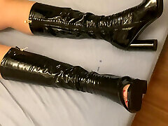 peeptoe fetisch stiefel auf dem bett
