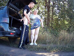 в парке я трахаю свою тещу в киску раком, затем в рот и кончаю дважды за минуту